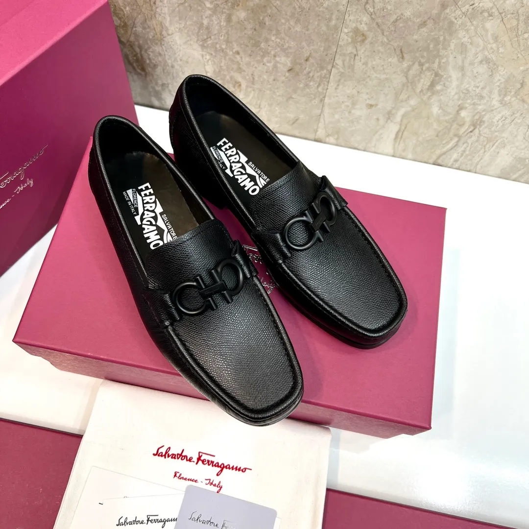 Original quality P780 Brand: Ferragamo Standard size: Men's size 39–44 (38.45 can be customized) Grade: Same style as the official website High-quality men's shoes Material: Customized first-layer calfskin with water-dyed cowhide lining Cowhide tiptoe Original non-slip and wear-resistant rubber outsole Style category: Men's formal business leather shoes are young and fashionable European and American trends British style Casual matching and comfortable feet Color: actual picture